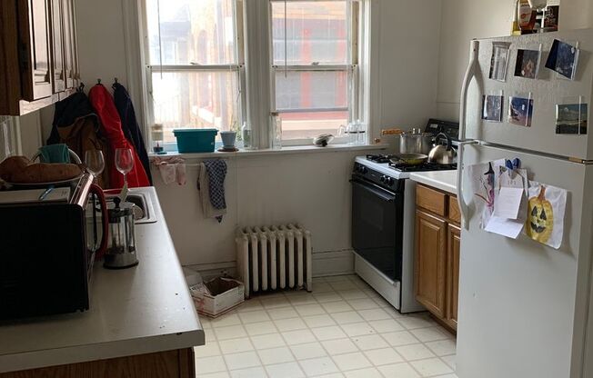 1902 E Linnwood - Huge Apartments 1 Block from UWM