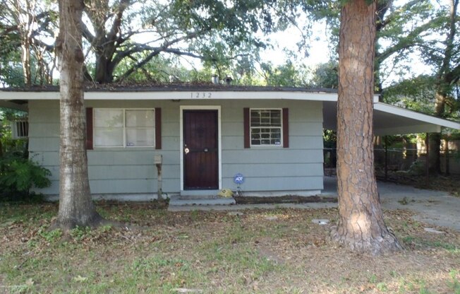 3 br house by LSU! Has carport, washer, dryer, fridge, fenced yard, no carpet
