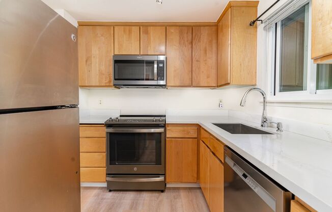 Modern 2-Bedroom Townhouse-Style Condo with Private Yard in Prime Kirkland Location