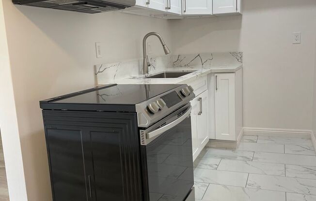 1 bed, 1 bath, 700 sqft, $1,895, Unit 27