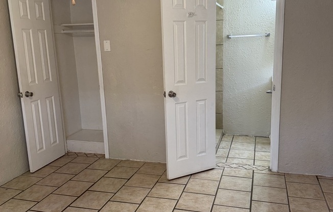 302 W FLORES ST