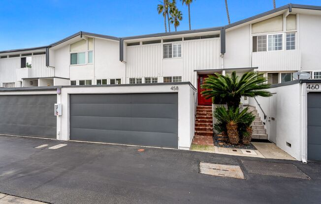 Upgraded 3 bed 2.5 bath Townhome in Newport Beach 1 Mile to the Sand