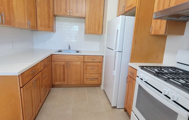 This is a lovely and clean 2-bedroom, Upper Corner Unit with lots of Natural Light, just a couple minutes walk from North Berkeley BART.