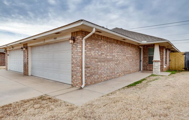 3 Bed 2 Bath Duplex in Moore Schools!