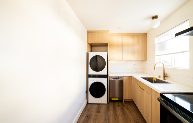 1346 S DUNSMUIR AVE