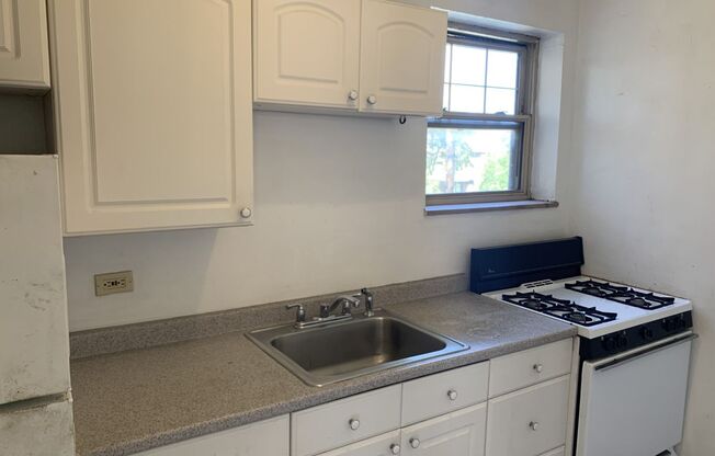 2 beds, 1 bath, $1,700, Unit 217B