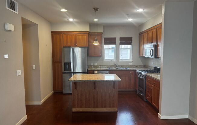 Bright, Meticulously-Maintained Mountain View Townhome – Adjacent to Sierra Vista Park