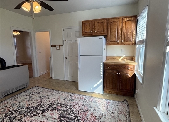 2 beds, 1 bath, 828 sqft, $1,700, Unit A