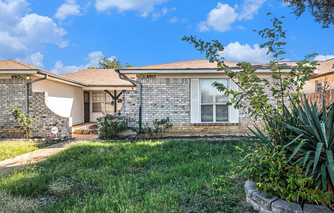 Beautifully Crafted 2 bed 2 bath duplex located in Weatherford, Tx.