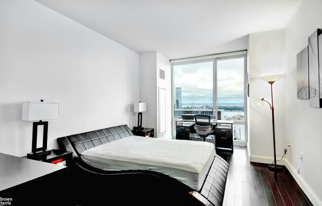1 bed, 1.5 baths, 988 sqft, $6,280, Unit 3301