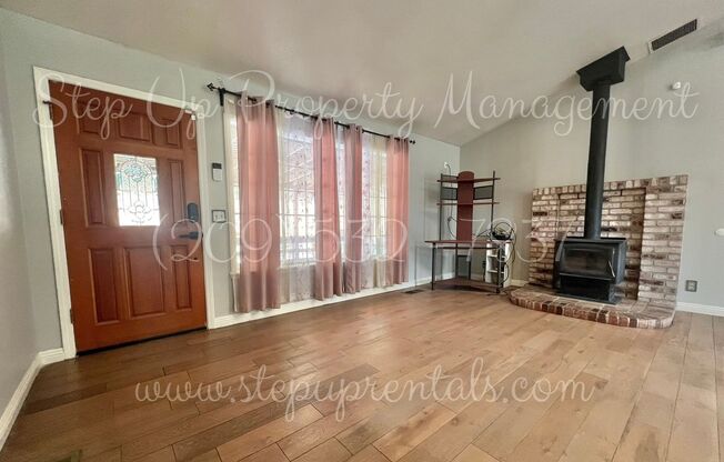 Cedar Ridge 3BR/3BA – Modern Amenities in a Forest Retreat with Solar & RV Parking