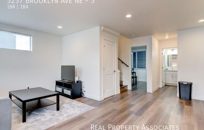 5257 BROOKLYN AVE NE
