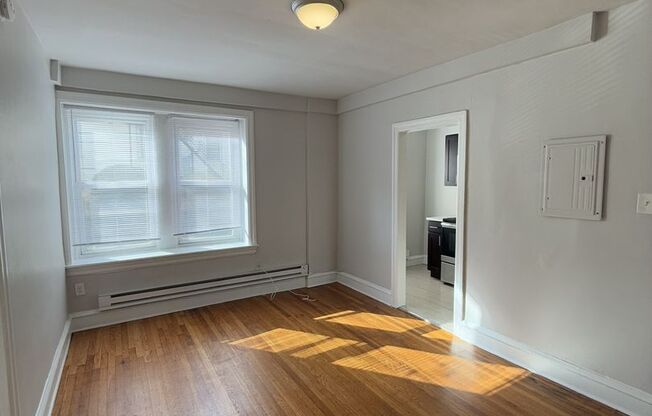 1 bed, 1 bath, $1,300, Unit B202