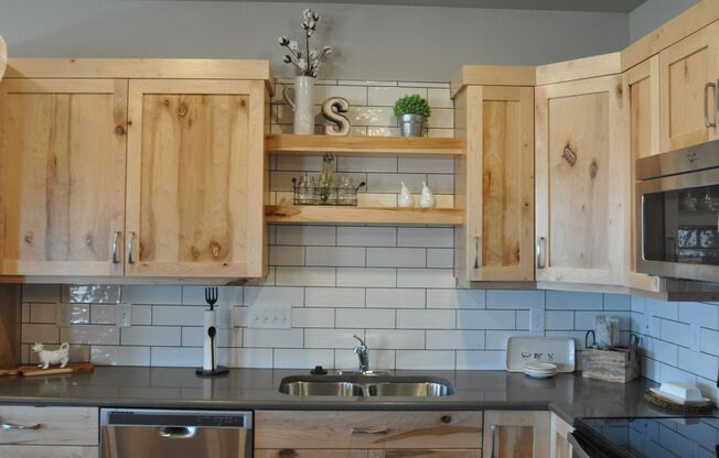 3 beds, 2.5 baths, $2,395, Unit 343