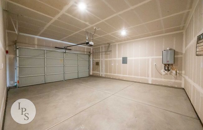 2022 South/East Fresno Home, 4BR/2BA - Lots of Amenities!