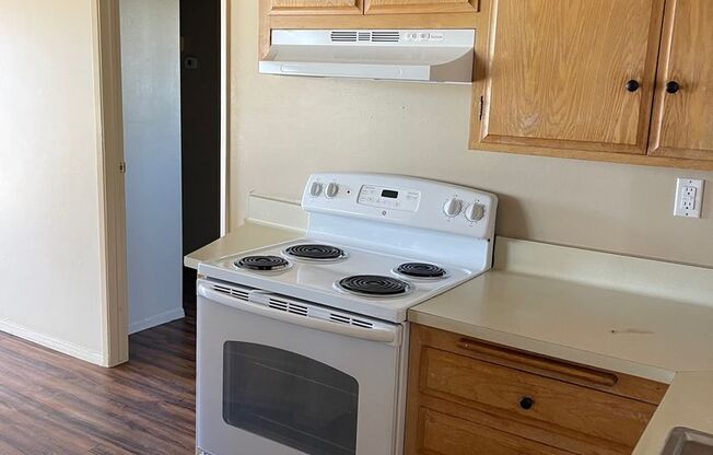 2 beds, 1 bath, 700 sqft, $1,100, Unit Unit 2