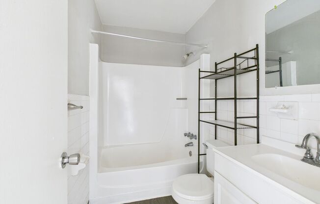 2 beds, 1 bath, $1,250, Unit 4