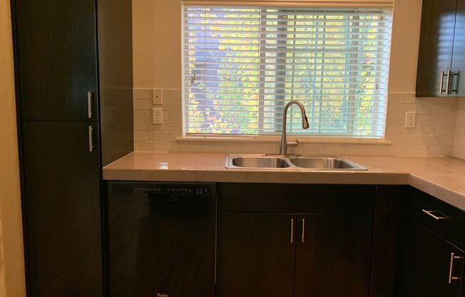 Beautiful 3BD/2BA Townhome! 2 Weeks Free Off Rent upon approval and move in!!!!
