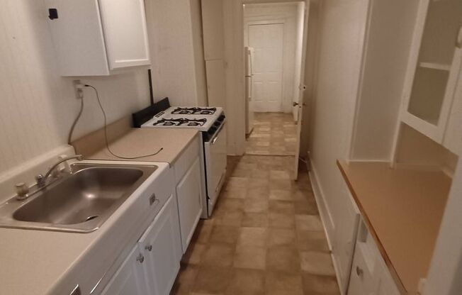 2 beds, 1 bath, 800 sqft, $799