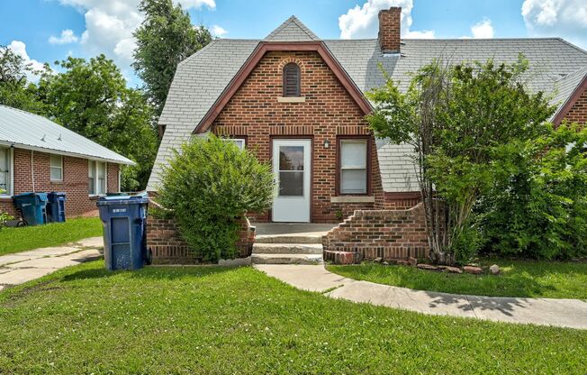 Move In Special for Adorable 2BD/1BTH Home Minutes away from Broadway Extension and Bricktown