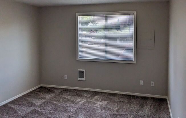 2 beds, 1 bath, 889 sqft, $1,295, Unit 33