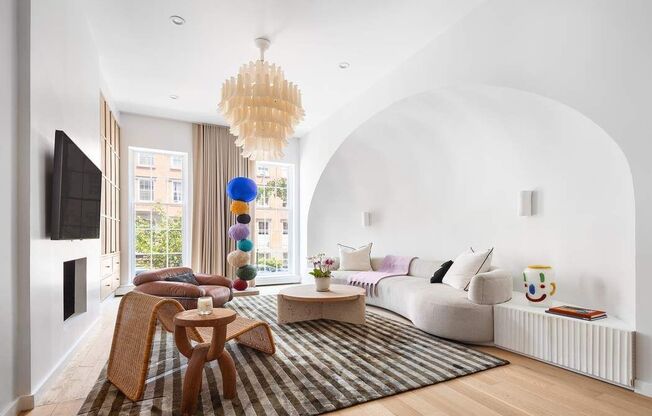 346 W 22 ST