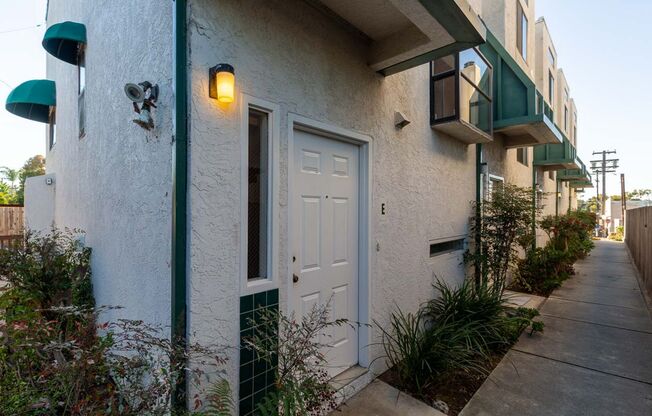 2 bedroom 2 bath Townhome in Bay Park!