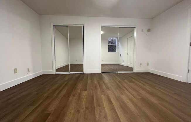 2 beds, 1 bath, 1,049 sqft, $1,170, Unit 5