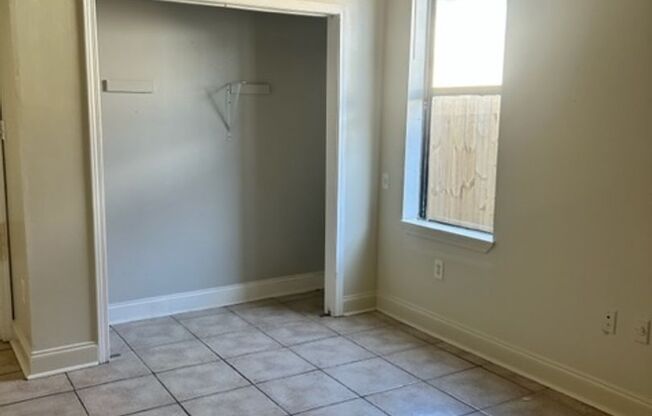 2 beds, 1 bath, 800 sqft, $1,000, Unit 1715 - Unit A Lower