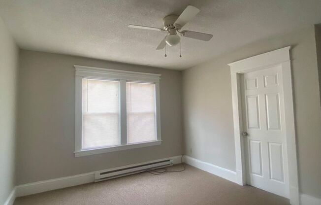 2 beds, 1 bath, $1,395, Unit 3R