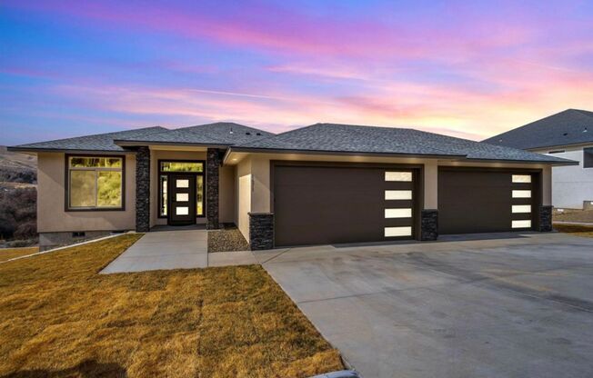 Luxury New Construction Five Bedroom Three Bath home in Richland!