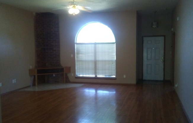 LEASING NOW FOR FALL! 4 bed 1.5 miles from OU Campus available for September 1st move in!