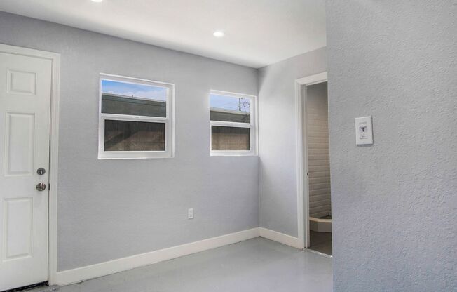 Studio, 1 bath, 450 sqft, $1,475, Unit 5452 Linden Avenue Unit B