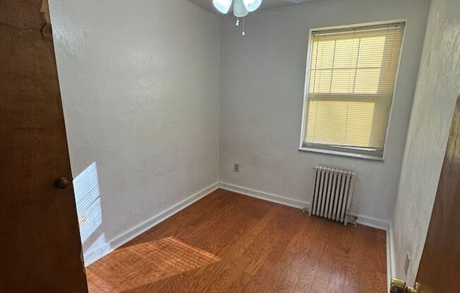 3 beds, 1 bath, $2,010, Unit 116B