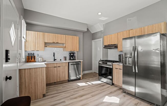Rare Kenwood townhome, Across from Campus