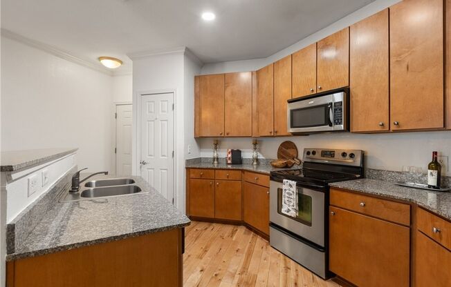 PRE-LEASE 2025/2026: Poolside 2-Bedroom, 2-Bath Condo in Texan Shoal Creek – Perfect for Students + Commission @ 100% with a 7/25 start & 90% with an 8/25 start
