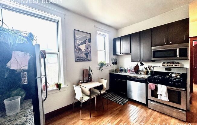 Available September 1st! Spacious Top-Floor 1bed/1bath + Den in Historic Wicker Park Neighborhood!