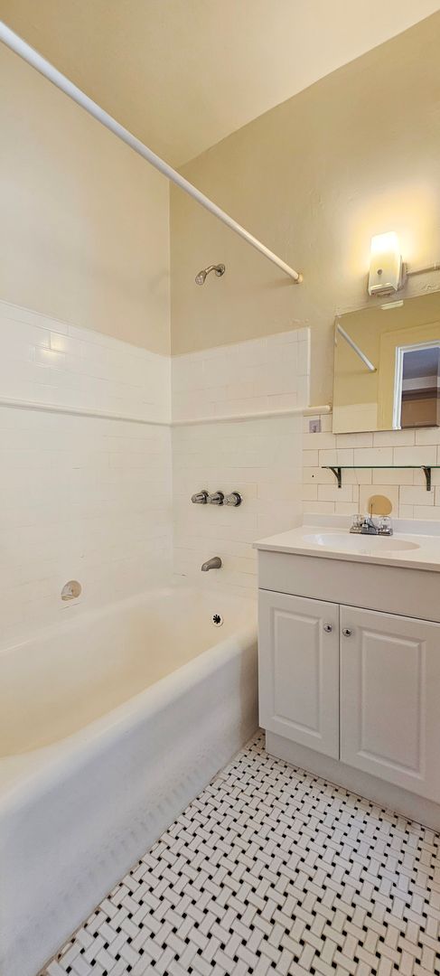 2 beds, 2 baths, 775 sqft, $1,975, Unit 210