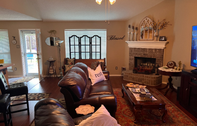 335 MESQUITE HL DR