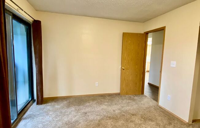 2 beds, 1 bath, $1,100