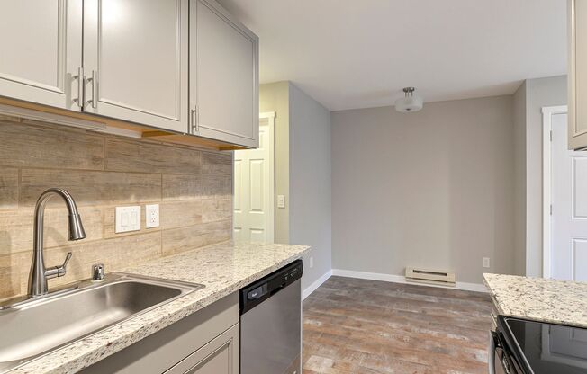 Gorgeous Remodeled Top Floor Condo, Kent East Hill