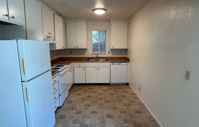 3 beds, 2 baths, $1,595