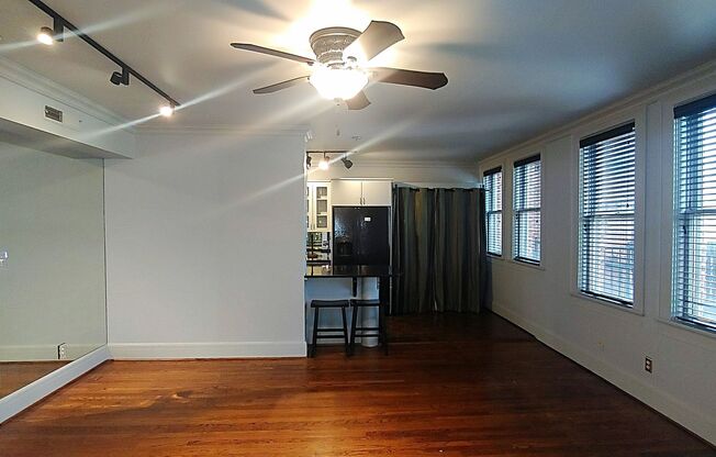 Historic Highland Plaza Efficiency / Studio Apartment!