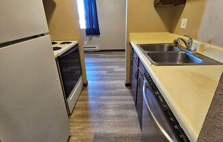 2 beds, 1 bath, $680, Unit 05