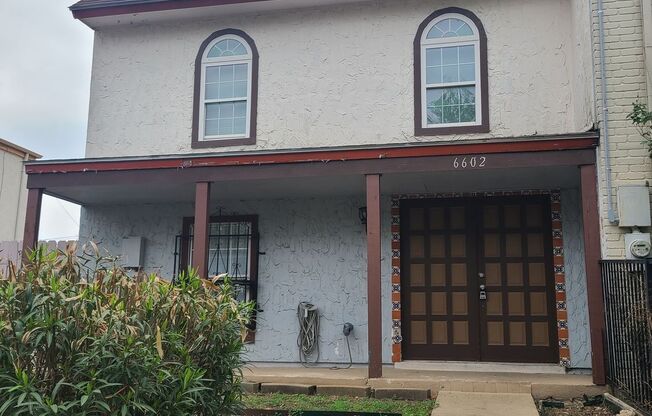 Spacious 2 BR/2.5 bath townhome near the Medical Center w/a fenced in yard!