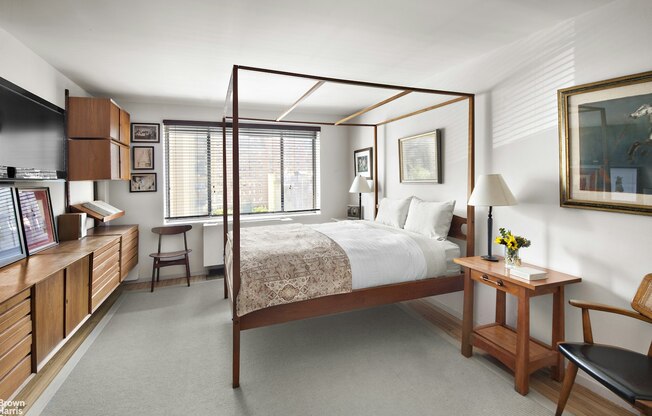 211 W 71 ST