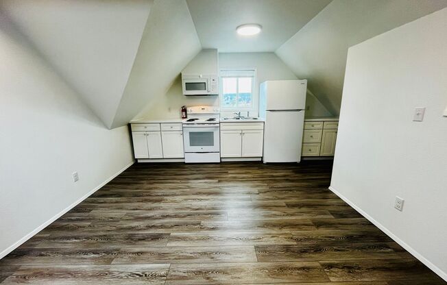 Newly Remodeled Apartment in the Center of Downtown Poulsbo!