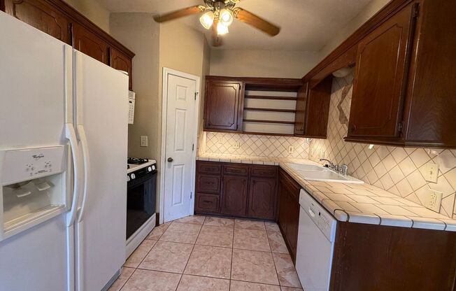 2 beds, 1 bath, $1,295