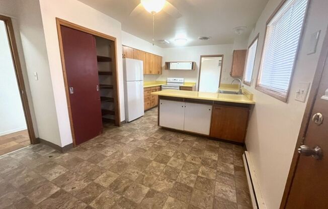 3 beds, 2 baths, $1,400