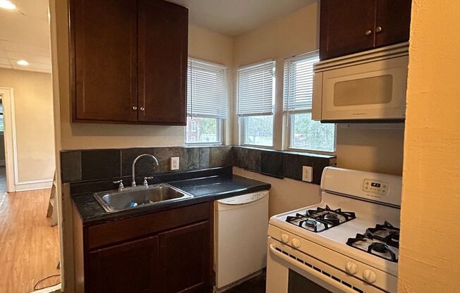 2 beds, 1 bath, $750, Unit 2F